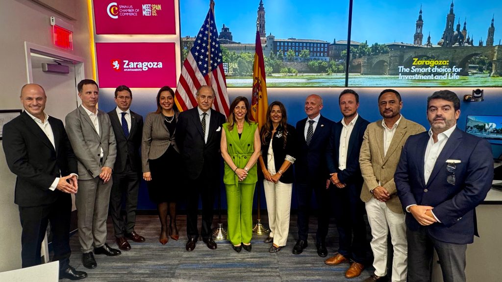 Natalia Chueca junto Mónica Vázquez, directora general de Abanca en Estados Unidos, además de empresarios locales y de la delegación de Zaragoza.